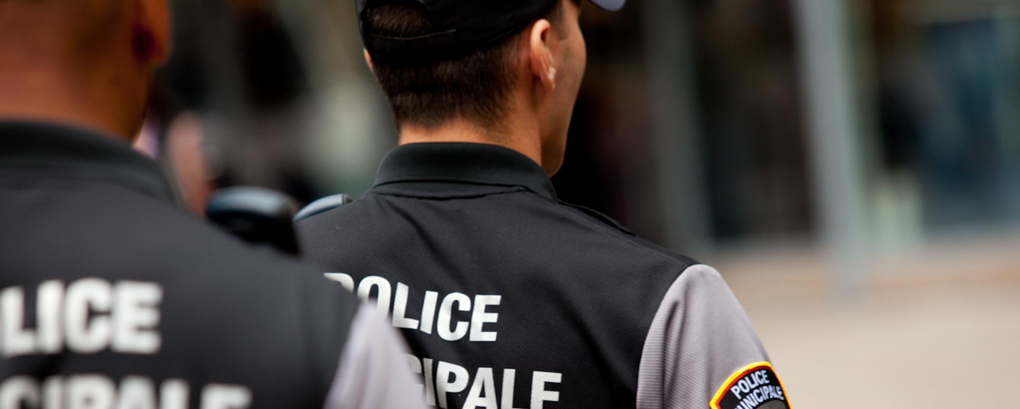 Policiers municipaux de dos
