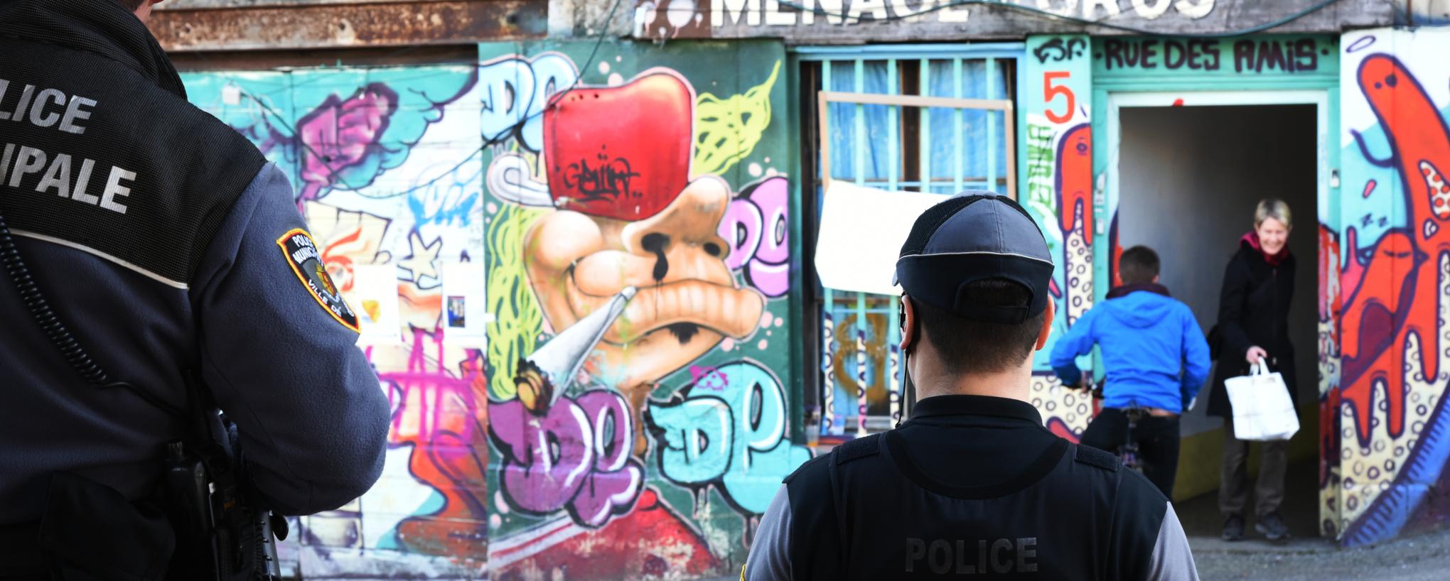 Agents de la police municipale en patrouille dans le quartier des Grottes