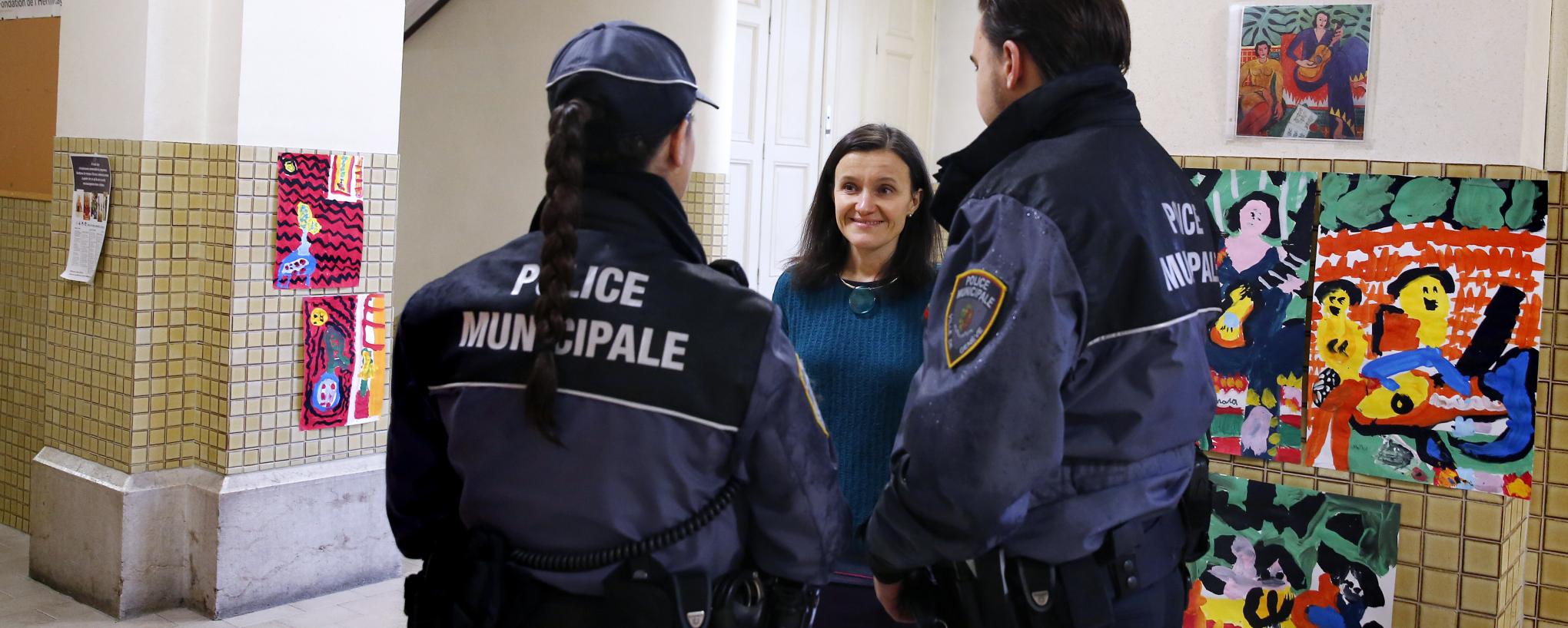 Deux agents rencontrant une enseignante d'école primaire