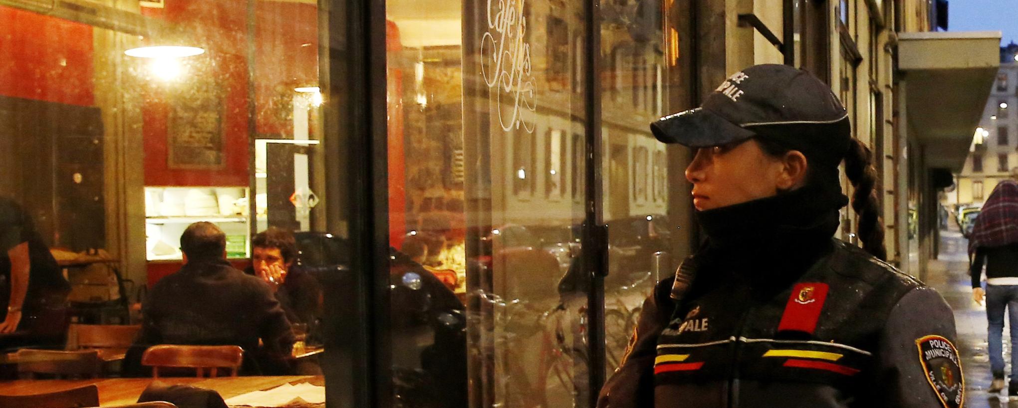 Agente contrôlant un établissement public