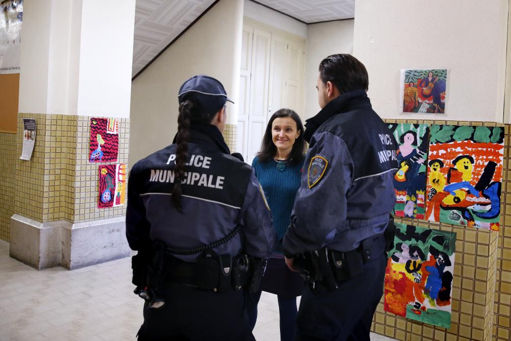 Deux agents en îlotage dans une école