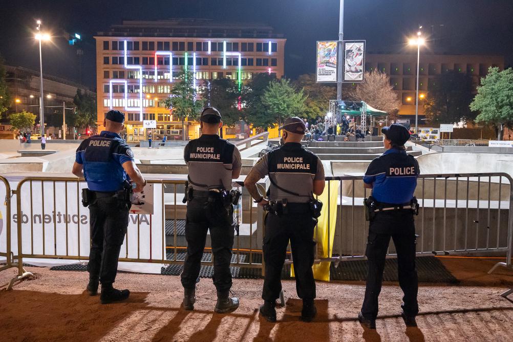 Agents de police municipale accompagnés d'agents de la police cantonale