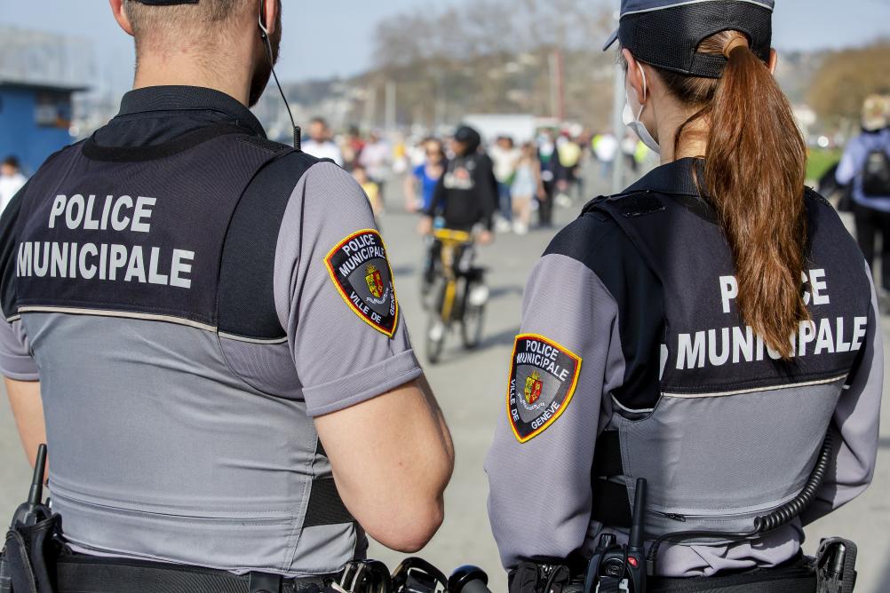 Deux agents de la police municipale au bord de la rade