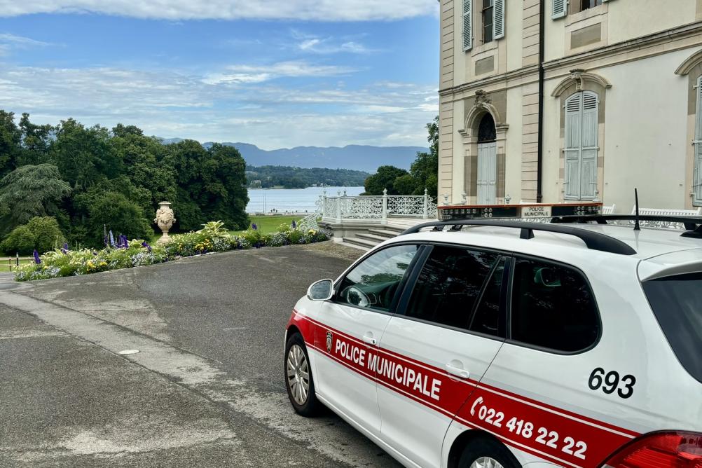 Voiture de patrouille devant la Villa du Parc La Grange