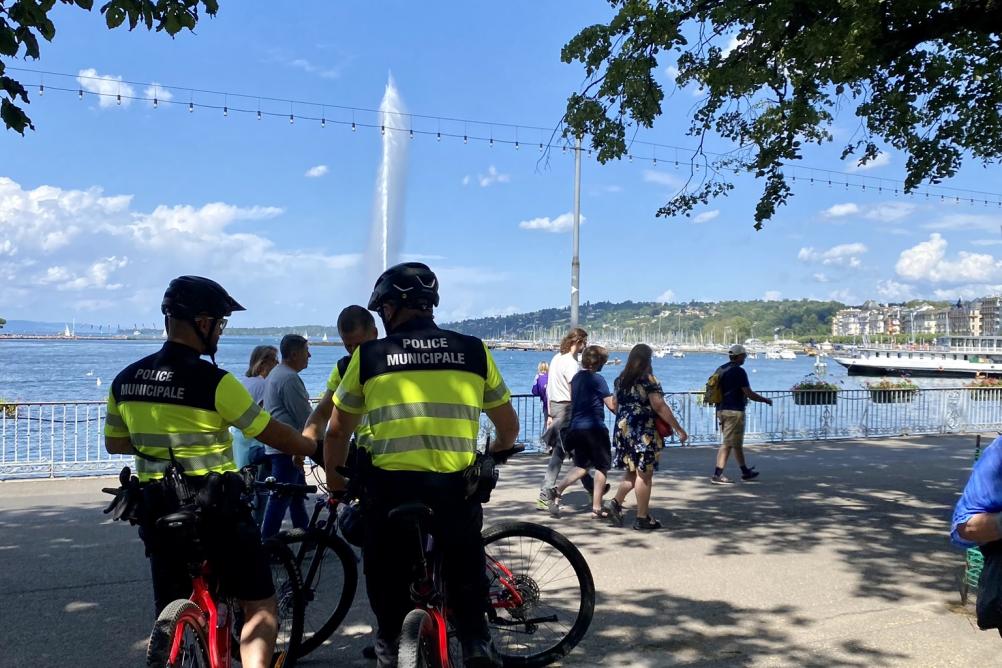Deux agents de la Bike police devant le Jet d'eau de Genève