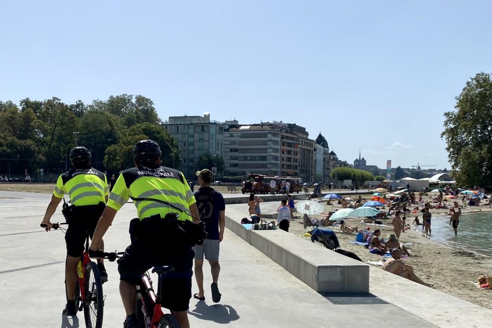 Patrouille de la Bike police à la Plage des Eaux-Vives
