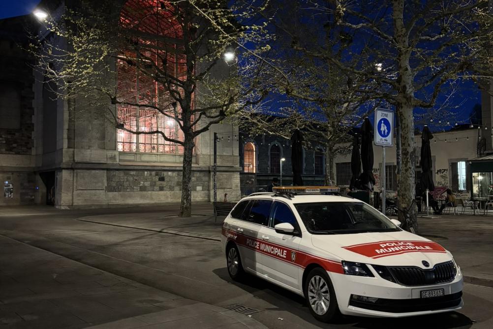 Voiture de patrouille devant le Bâtiment des forces motrices